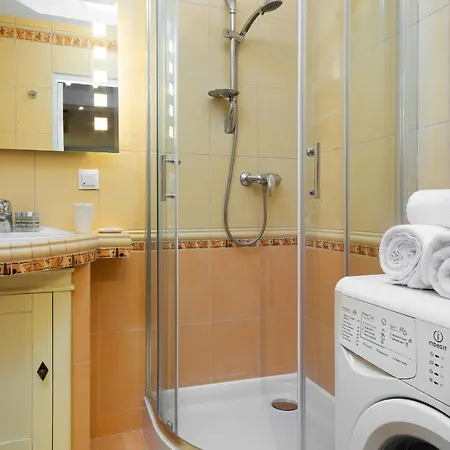 Apartment Swietojanska By Renters