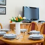 Apartman Swietojanska By Renters Varsó